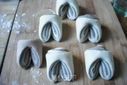 Make Black bean pig hoof roll step 8