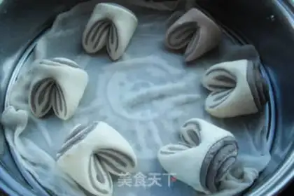 Make Black bean pig hoof roll step 9