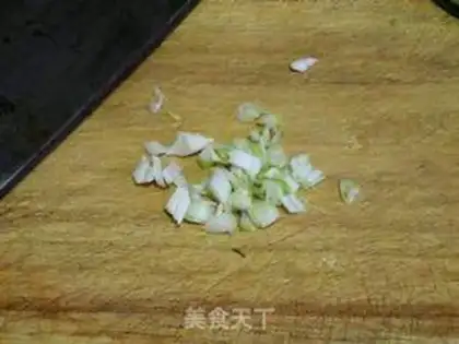 Make cucumber fried goose eggs step 1