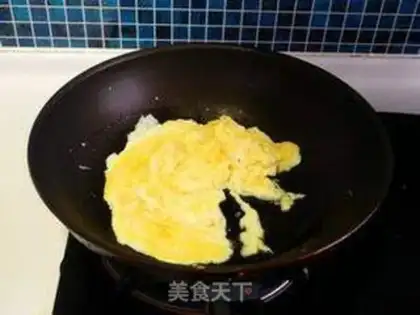 Make cucumber fried goose eggs step 4