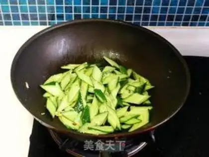 Make cucumber fried goose eggs step 6