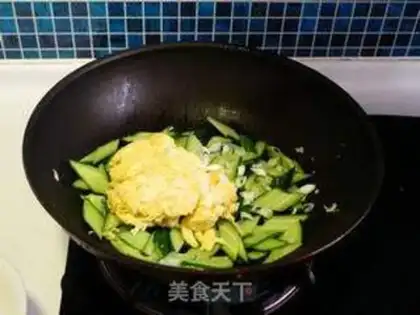 Make cucumber fried goose eggs step 7