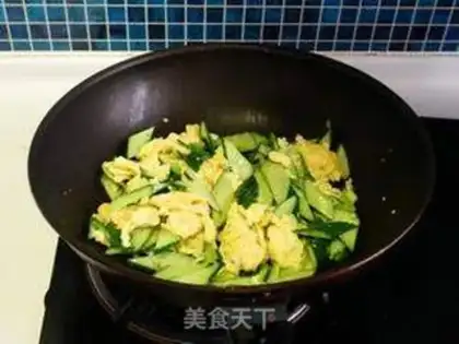 Make cucumber fried goose eggs step 8