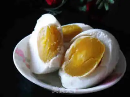 Make Salt buns of duck eggs step 8
