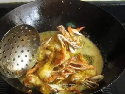 Make Frisbee crabs step 6