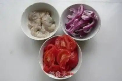 Make Shrimp tomato noodle step 1