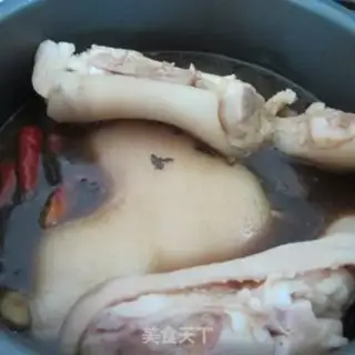 Make Soy pig hoofs step 1