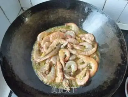 Make Spicy shrimp from a dry pot step 5
