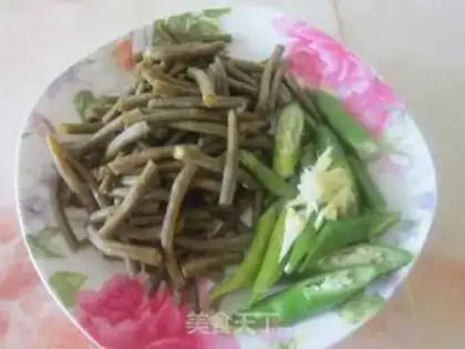 Make Sour soybeans fried pig skin step 1