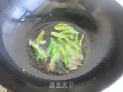 Make Sour soybeans fried pig skin step 4