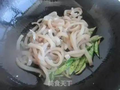 Make Sour soybeans fried pig skin step 5