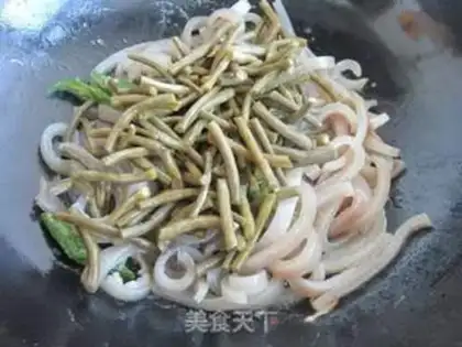 Make Sour soybeans fried pig skin step 6