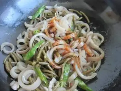 Make Sour soybeans fried pig skin step 7