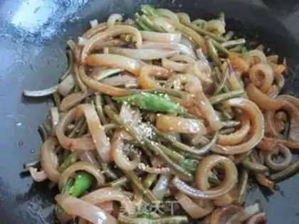 Make Sour soybeans fried pig skin step 8