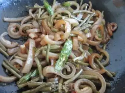 Make Sour soybeans fried pig skin step 9