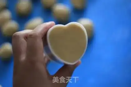 Make A heart-shaped moon cake step 5