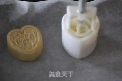 Make A heart-shaped moon cake step 6