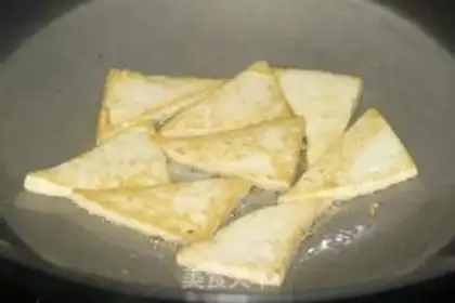 Make Fried tofu brings back the pot step 1