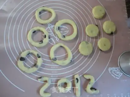 Make Five-ring raisin scon step 7
