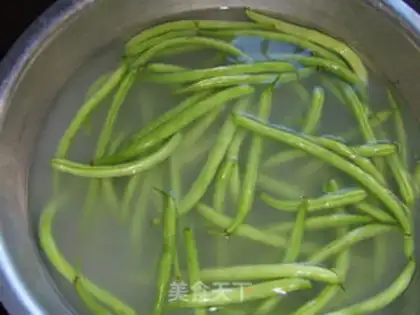 Make Garlic beans step 0