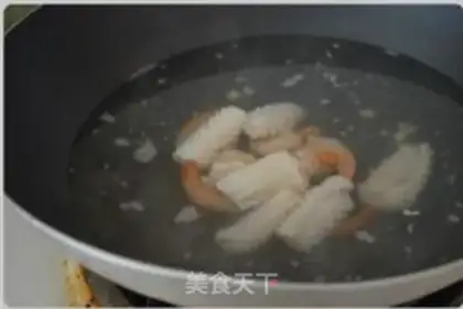 Make Pineapple seafood step 1
