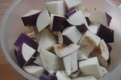 Make Garlic pork and eggplant step 1