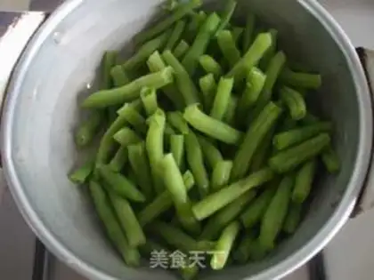 Make Garlic blade beans step 1