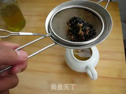 Make Homemade pepper oil step 5