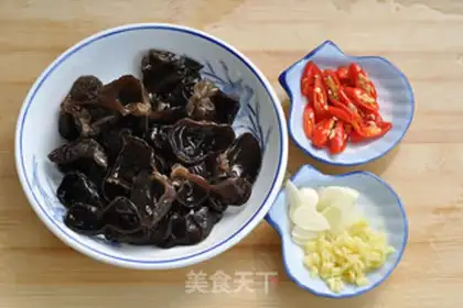Make Spicy cucumbers step 1