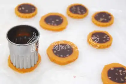 Make Sunflower cookies step 10