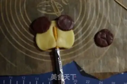 Make Little Bear Barcake step 12