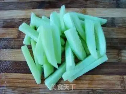Make cucumber with pig ears step 1