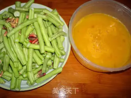 Make Soybeans fried eggs step 1