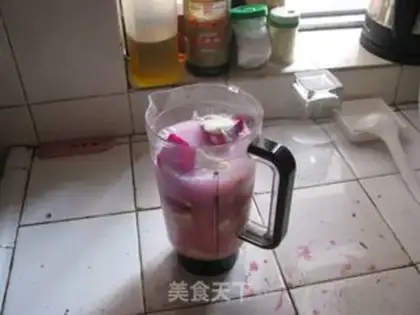 Make Banana shake of the flamingo step 3
