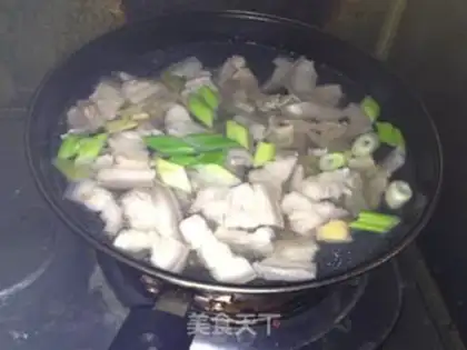 Make Northeast scavenging pork step 3
