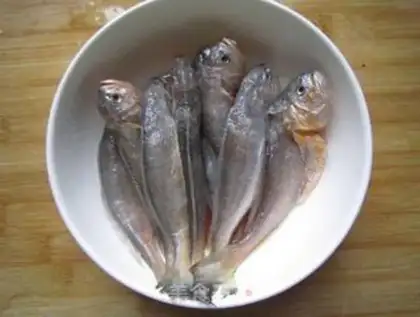 Make Dried yellow fish step 2