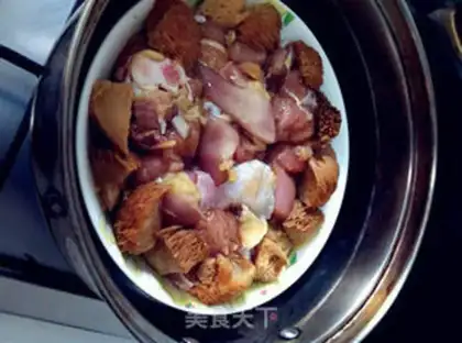 Make Fresh chicken with monkey mushrooms step 3
