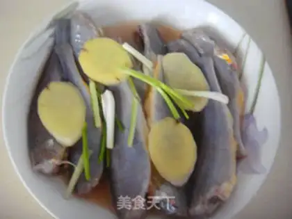 Make Snow pickles, yellow fish step 3
