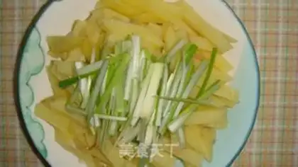 Make Spicy onion potatoes step 1
