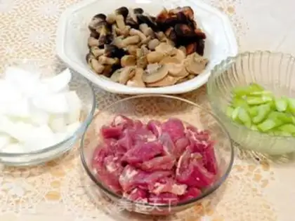 Make Three mushrooms of fried meat step 1