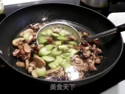 Make Three mushrooms of fried meat step 2