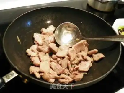 Make Three mushrooms of fried meat step 3