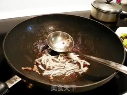 Make Three mushrooms of fried meat step 4