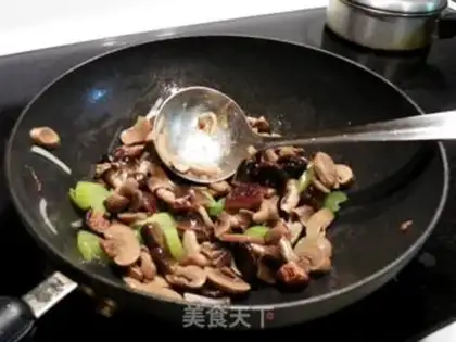 Make Three mushrooms of fried meat step 5