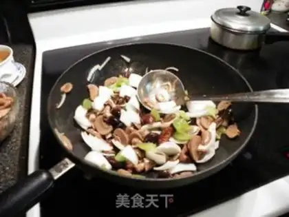 Make Three mushrooms of fried meat step 6
