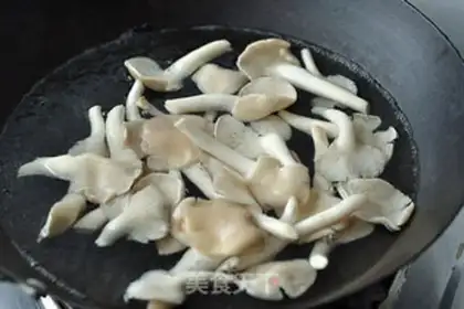 Make Chicken claw soup step 1