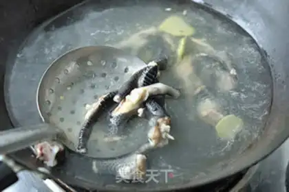 Make Chicken claw soup step 2