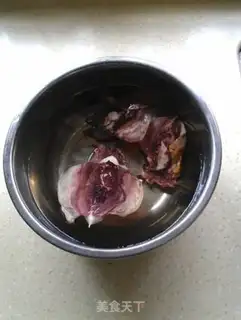 Make Ink fish stewed with flowers step 1