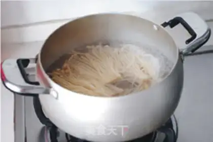 Make Sour soup needle, fat cow step 1