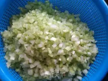 Make Celery mushroom pork dumplings step 3